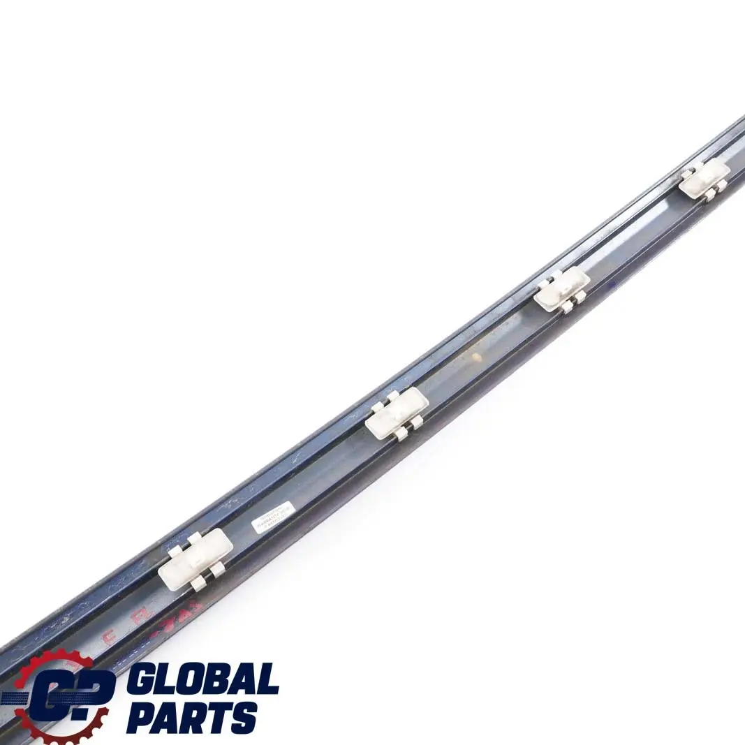 Mercedes-Benz CL203 Front Left Door Trim Molding Strip Jaspisblau Blue 345 para con número de pieza A2036902982 Mercedes-Benz CL203 Front Left Door Trim Molding Strip Jaspisblau Blue 345 - SKU A2036902982-JAS - Número de pieza A2036902982