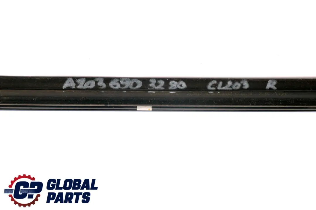 Listwa Szyby Drzwi Prawy Przód do Mercedes CL203 o numerze A2036903280 Mercedes CL203 Listwa Szyby Drzwi Prawy Przód - SKU A2036903280 - Numer Części A2036903280