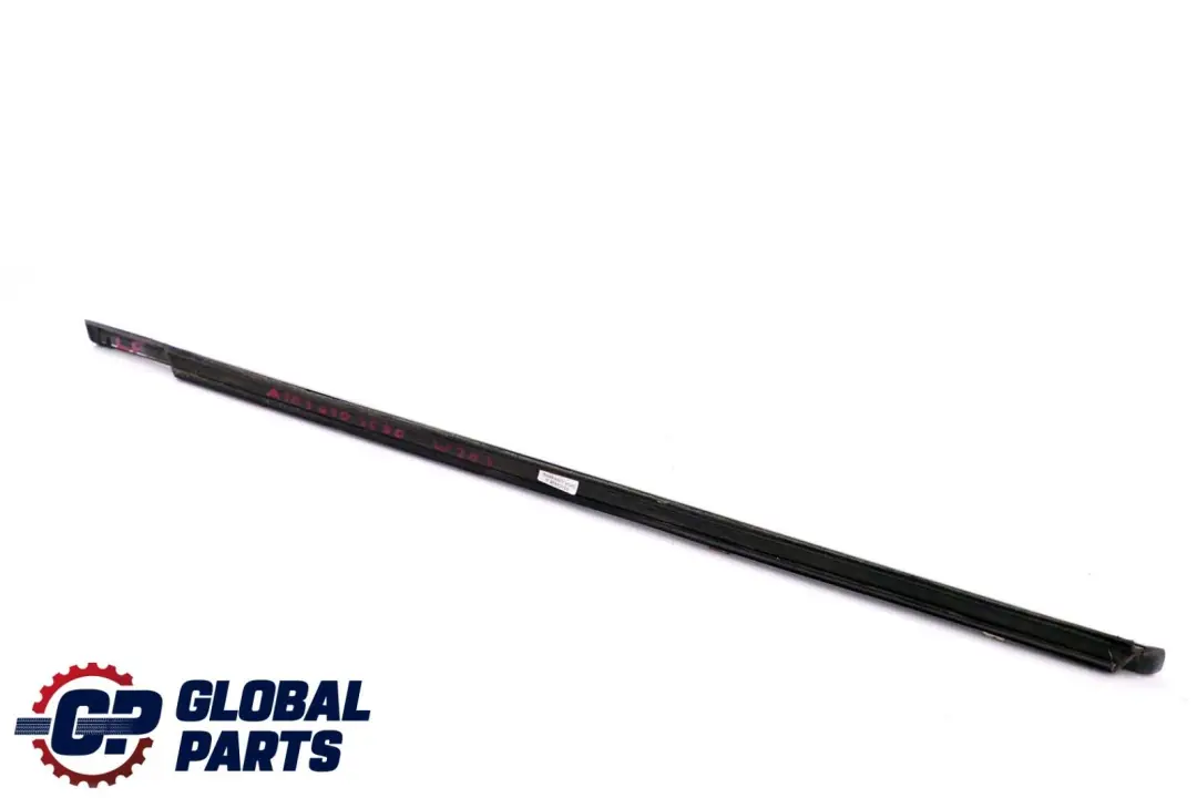 Striscia rivestimento della porta anteriore sinistra per Mercedes W203 con numero di parte A2036903580 Mercedes W203 Striscia rivestimento della porta anteriore sinistra - SKU A2036903580 - Numero di parte A2036903580