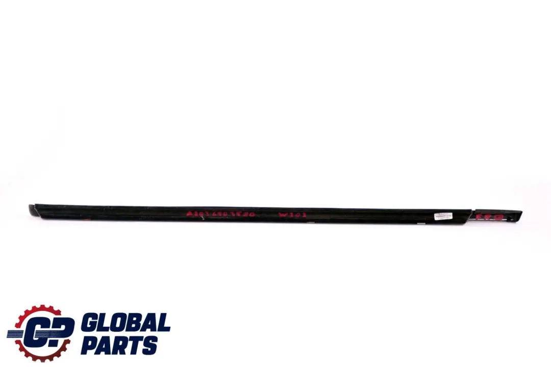 Striscia rivestimento della porta anteriore destra per Mercedes C W203 con numero di parte A2036903680 Mercedes C W203 Striscia rivestimento della porta anteriore destra - SKU A2036903680 - Numero di parte A2036903680