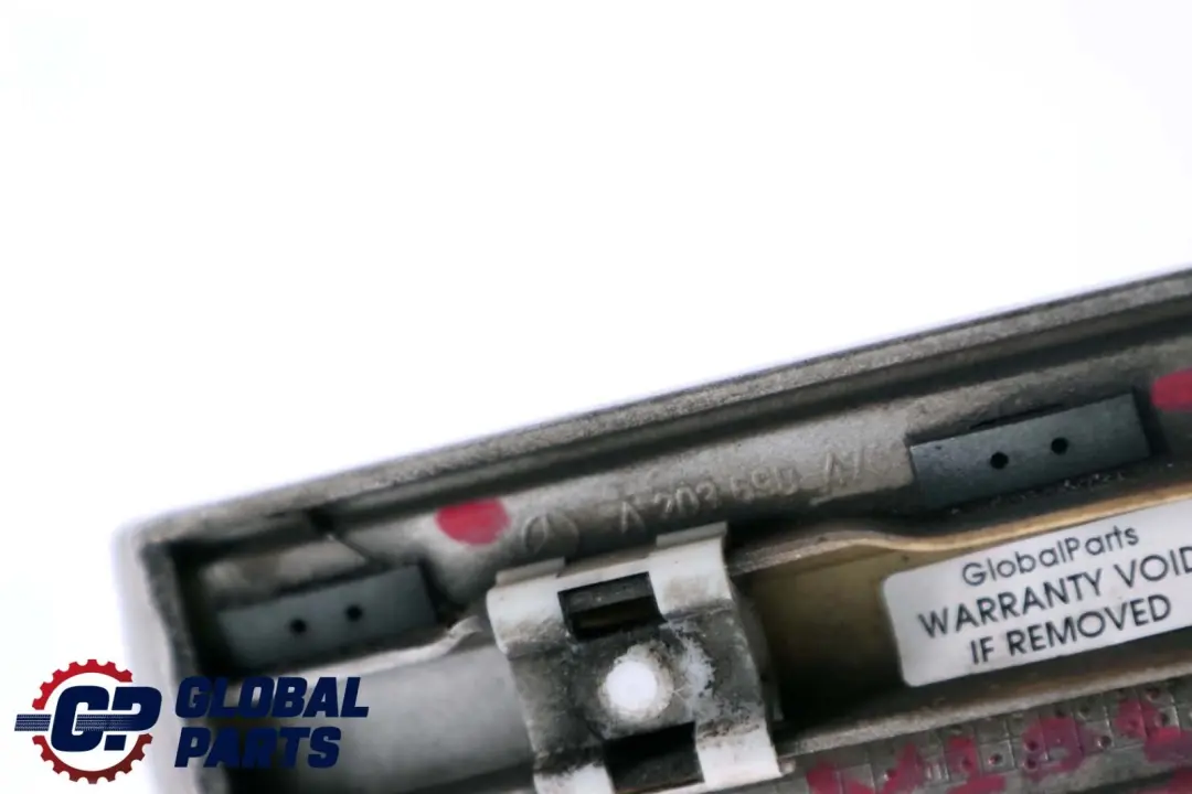 Lewa Listwa Błotnika Srebrna do Mercedes C W203 o numerze A2036904762 Mercedes C W203 Lewa Listwa Błotnika Srebrna - SKU A2036904762-BS - Numer Części A2036904762