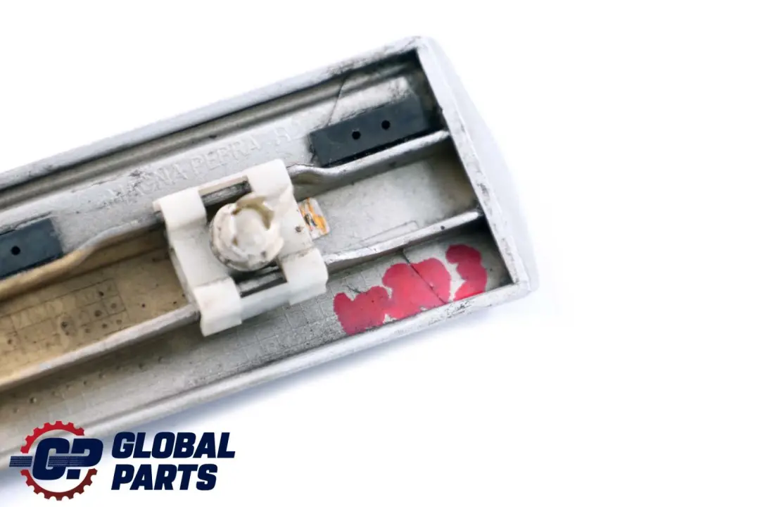 Guardabarros Delantero Derecho Banda De Moldura Plata Brillante para Mercedes W203 con número de pieza A2036904862 Mercedes W203 Guardabarros Delantero Derecho Banda De Moldura Plata Brillante - SKU A2036904862-BS - Número de pieza A2036904862