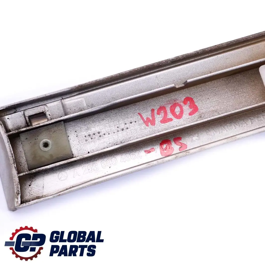 Türverkleidung vorne links Leiste Brillantsilber 744 für Mercedes W203 mit Teilenummer A2036904962 Mercedes W203 Türverkleidung vorne links Leiste Brillantsilber 744 - SKU A2036904962-BS - Teilenummer A2036904962