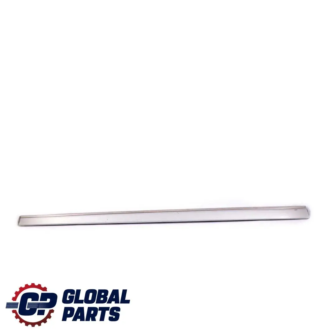 Striscia di rivestimento anteriore sinistra Argento brillante 744 per Mercedes W203 con numero di parte A2036904962 Mercedes W203 Striscia di rivestimento anteriore sinistra Argento brillante 744 - SKU A2036904962-BS - Numero di parte A2036904962