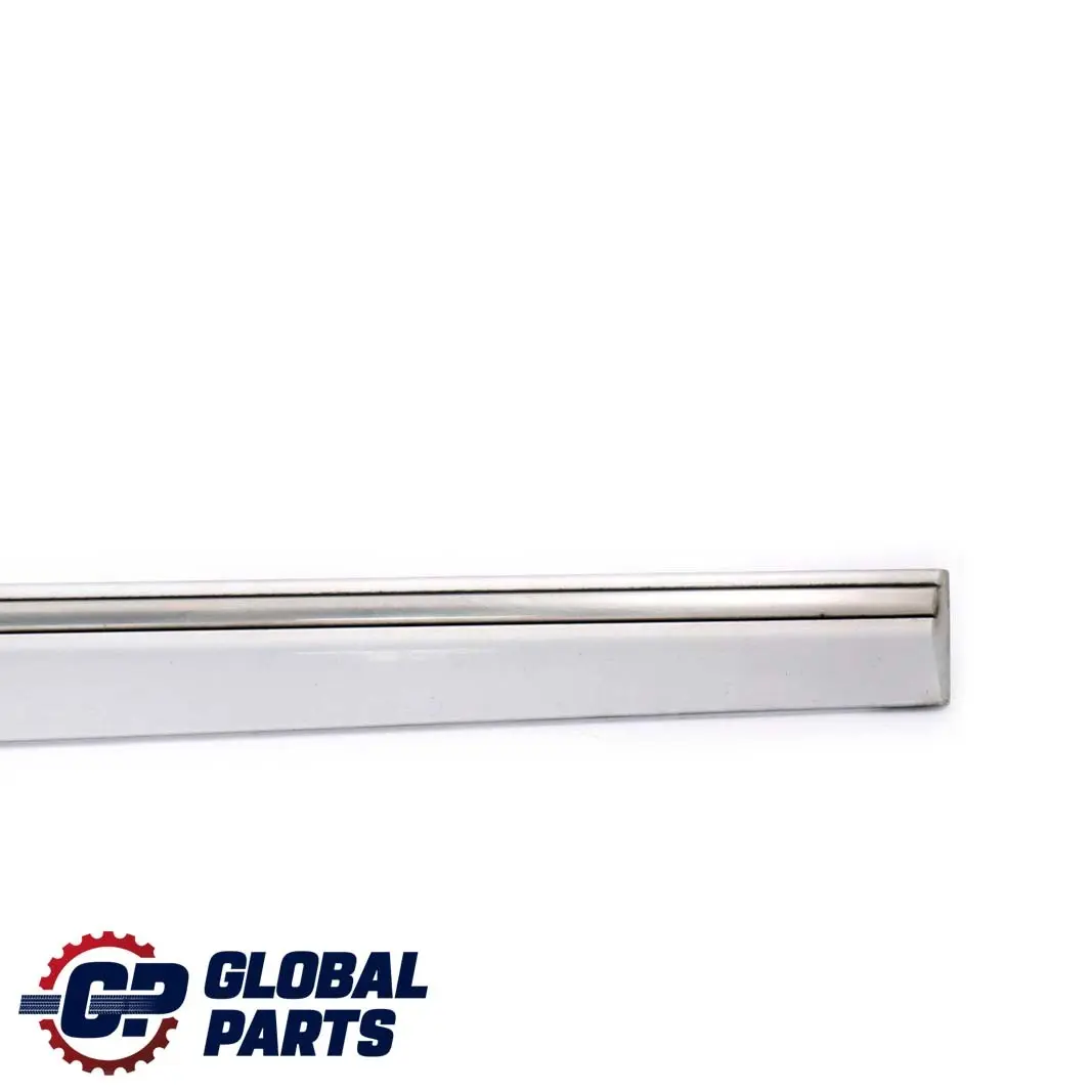 Striscia modanatura porta anteriore destra Argento brillante 744 per Mercedes W203 con numero di parte A2036905062 Mercedes W203 Striscia modanatura porta anteriore destra Argento brillante 744 - SKU A2036905062-BS - Numero di parte A2036905062