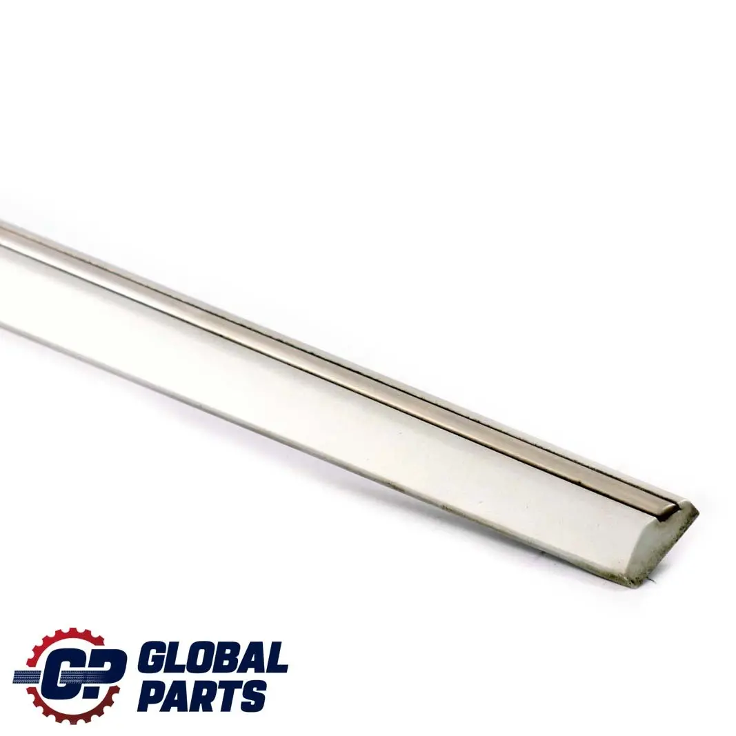 Striscia modanatura porta anteriore destra Argento brillante 744 per Mercedes W203 con numero di parte A2036905062 Mercedes W203 Striscia modanatura porta anteriore destra Argento brillante 744 - SKU A2036905062-BS - Numero di parte A2036905062