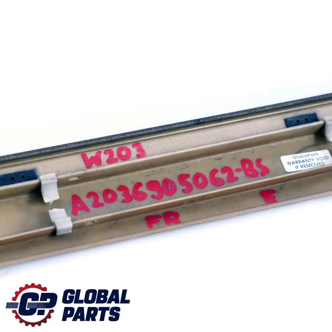 Striscia modanatura porta anteriore destra Argento brillante 744 per Mercedes W203 con numero di parte A2036905062 Mercedes W203 Striscia modanatura porta anteriore destra Argento brillante 744 - SKU A2036905062-BS - Numero di parte A2036905062