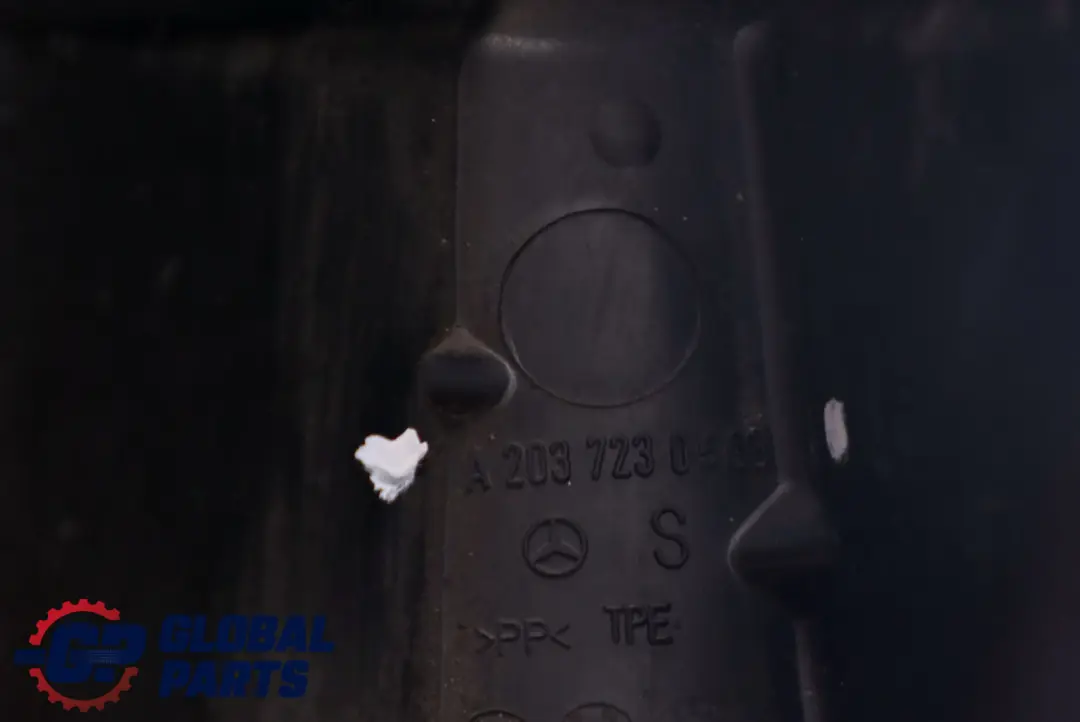 Osłona Zamka Lewy Przód do Mercedes CL203 o numerze A2037230508 Mercedes CL203 Osłona Zamka Lewy Przód - SKU A2037230508 - Numer Części A2037230508