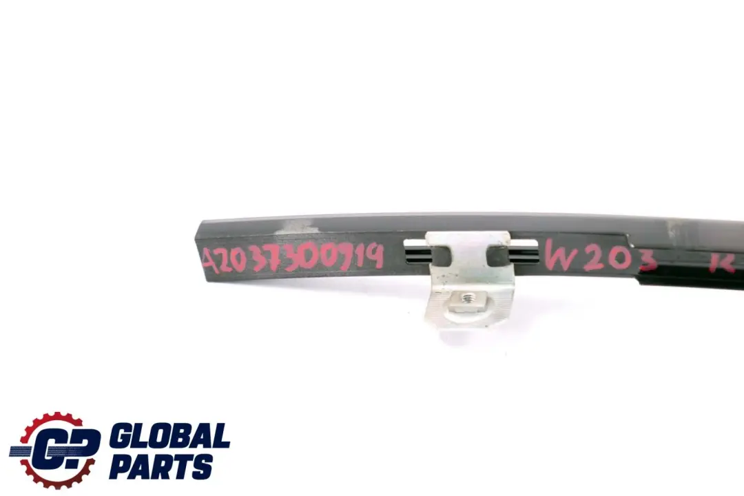 Mercedes W203 Guia De ventana trasera izquierda Tapa embellecedora - SKU A2037300919 - Número de pieza A2037300919