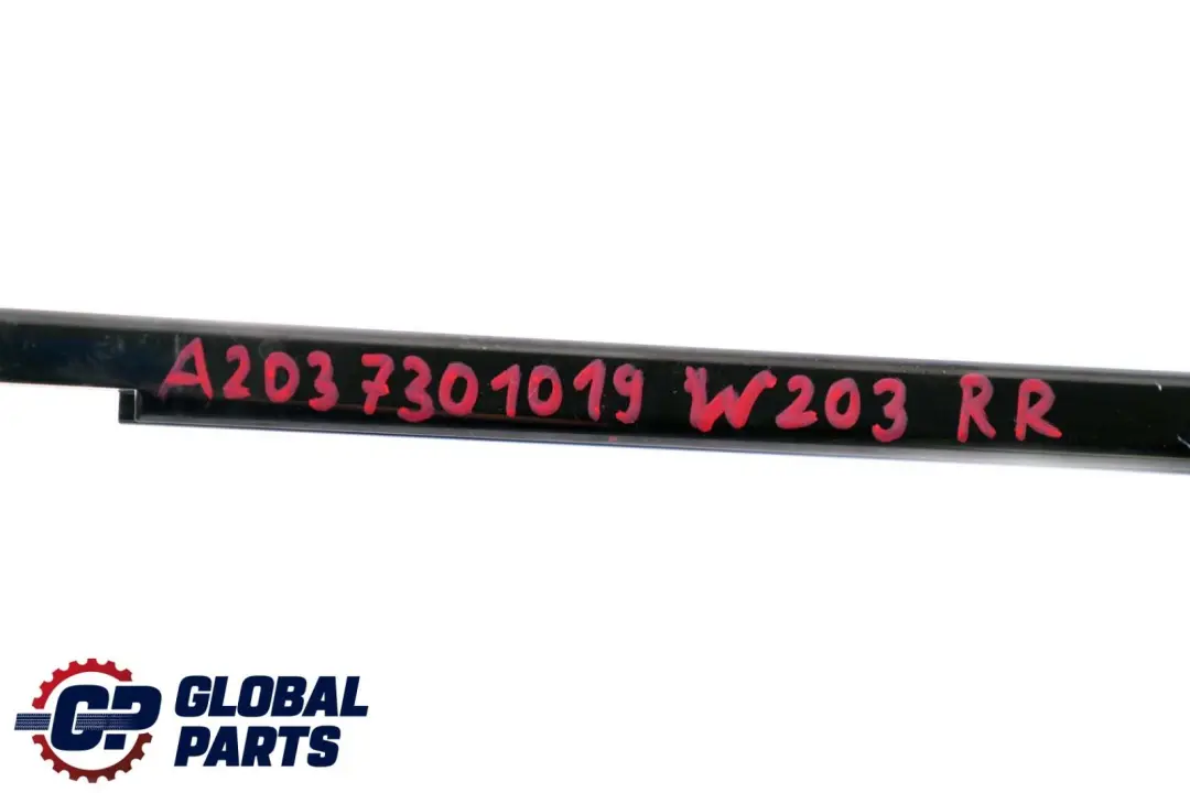 Guida finestrino posteriore destro O/S Trim Cover per Mercedes W203 con numero di parte A2037301019 Mercedes W203 Guida finestrino posteriore destro O/S Trim Cover - SKU A2037301019 - Numero di parte A2037301019