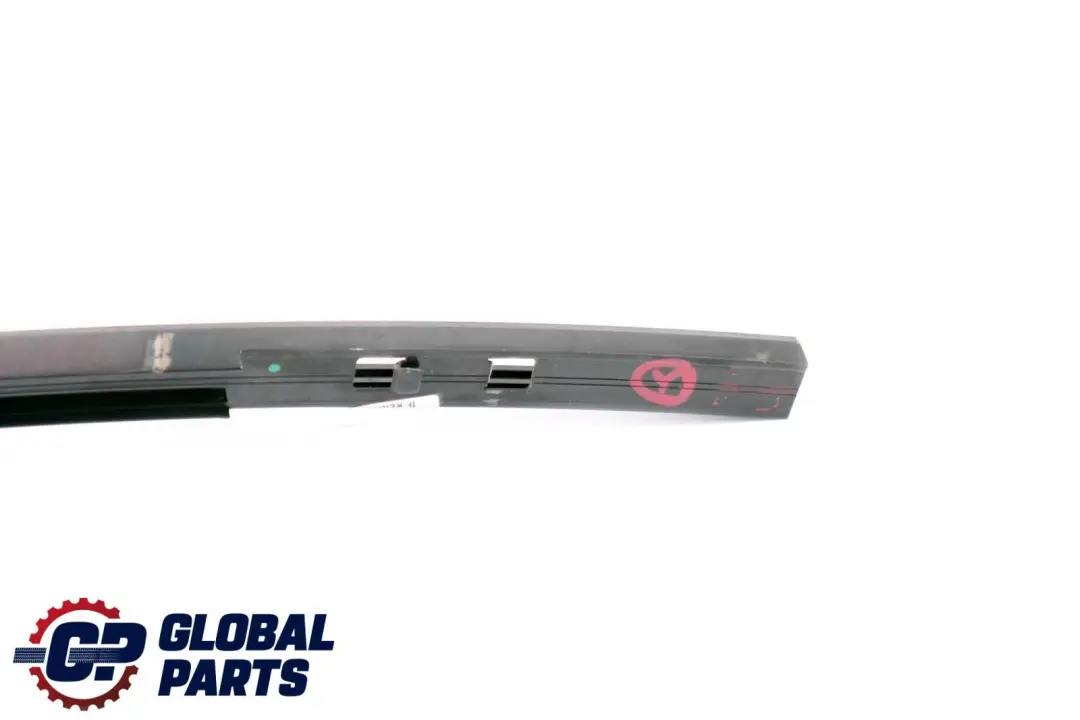 Mercedes-Benz Clase C W203 Guia De ventana trasera derecha Cubierta para con número de pieza A2037301019 Mercedes-Benz Clase C W203 Guia De ventana trasera derecha Cubierta - SKU A2037301019 - Número de pieza A2037301019