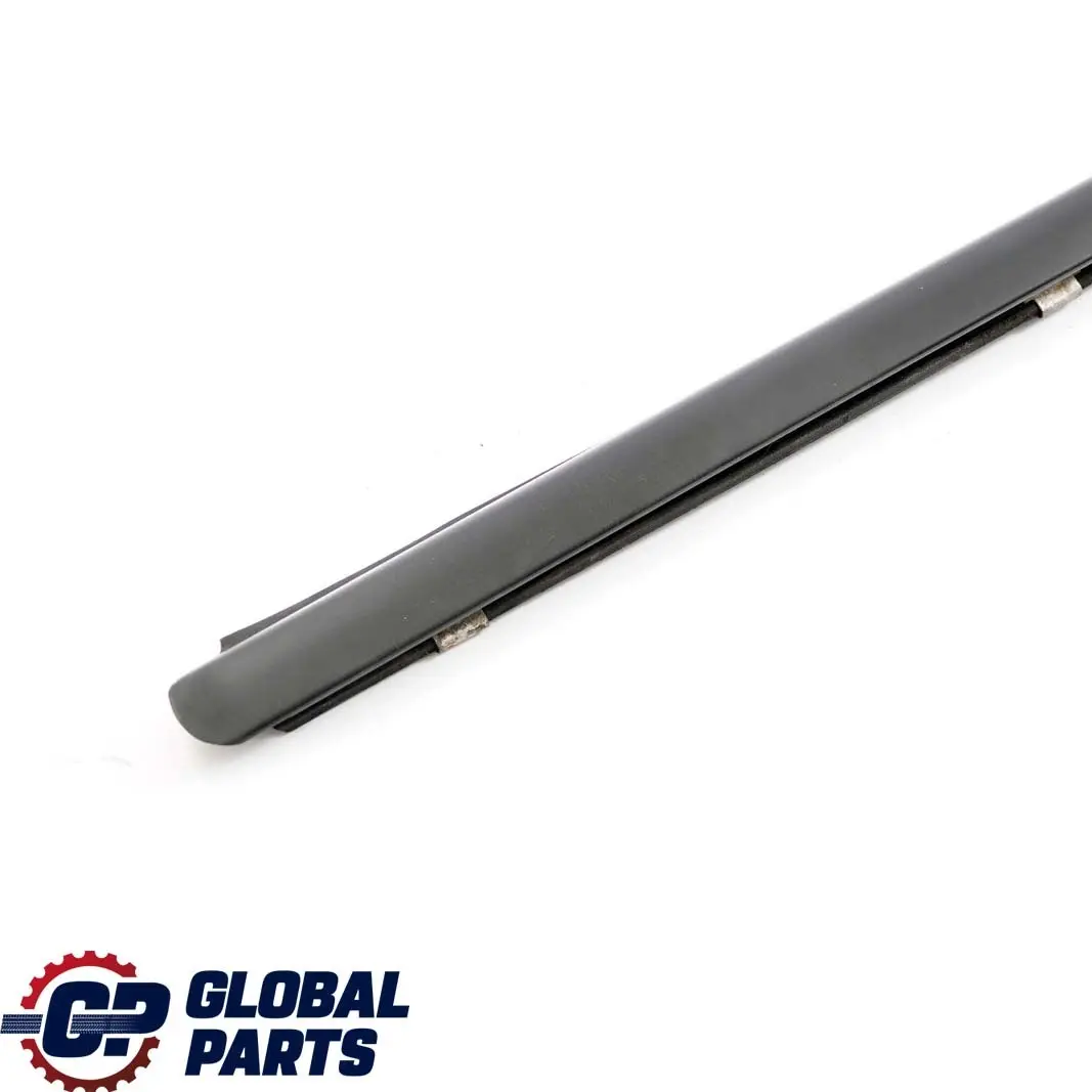 Modanatura striscia rivestimento esterna lunotto posteriore destro per Mercedes W203 con numero di parte A2037350665 Mercedes W203 Modanatura striscia rivestimento esterna lunotto posteriore destro - SKU A2037350665 - Numero di parte A2037350665