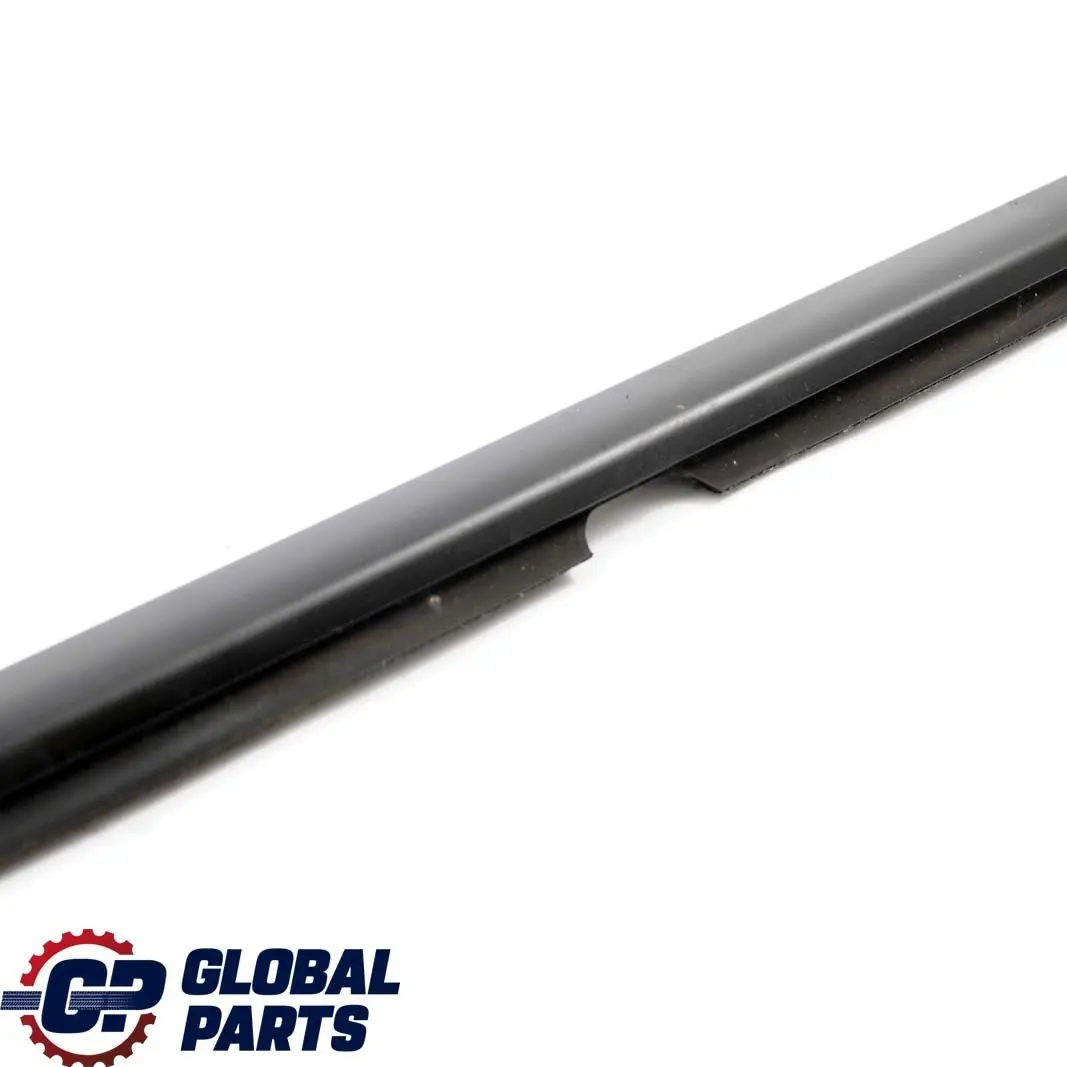 Modanatura striscia rivestimento esterna lunotto posteriore destro per Mercedes W203 con numero di parte A2037350665 Mercedes W203 Modanatura striscia rivestimento esterna lunotto posteriore destro - SKU A2037350665 - Numero di parte A2037350665