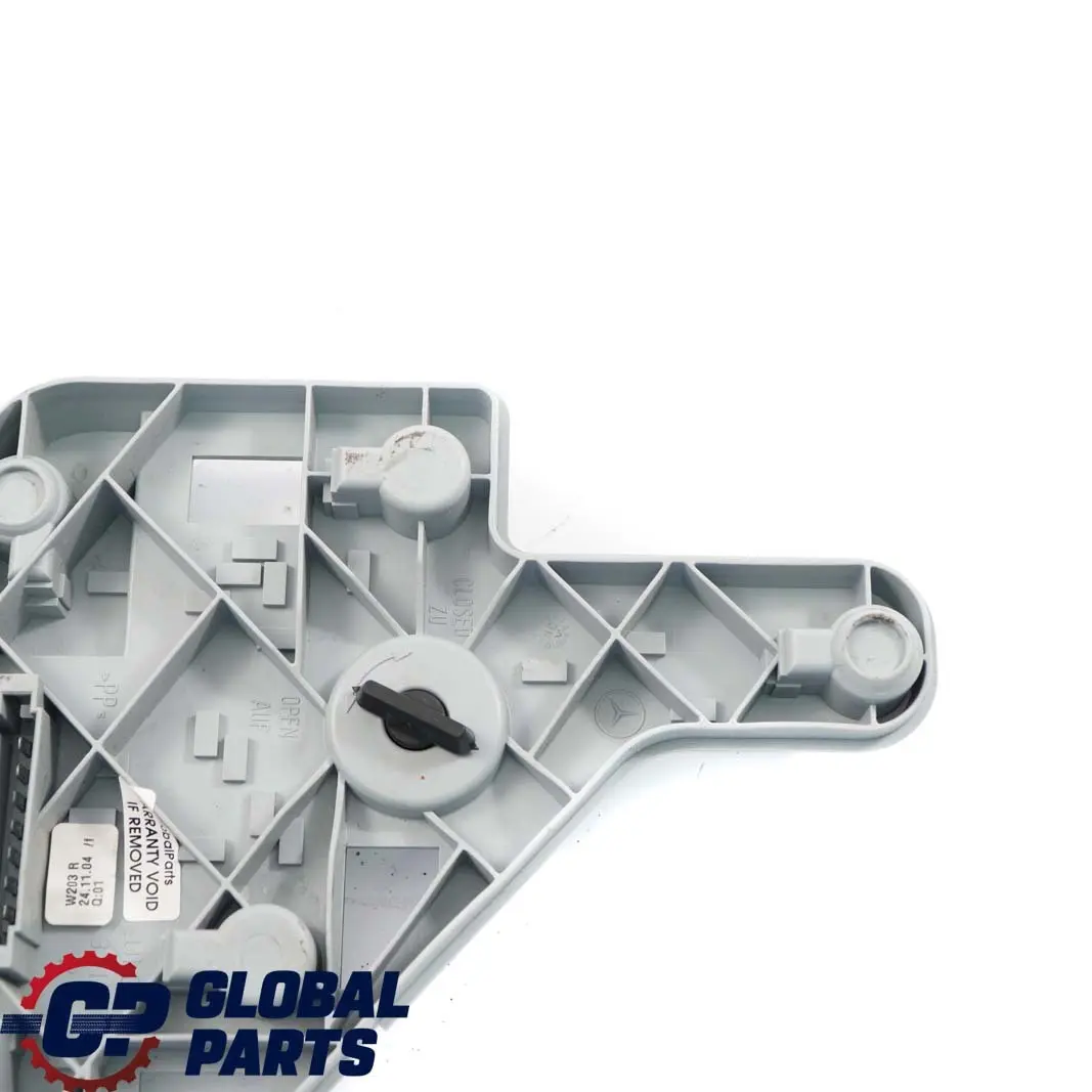 Mercedes W203 panneau latéral support d'ampoule prise arrière droite - SKU A2038200877 - Numéro de pièce A2038200877