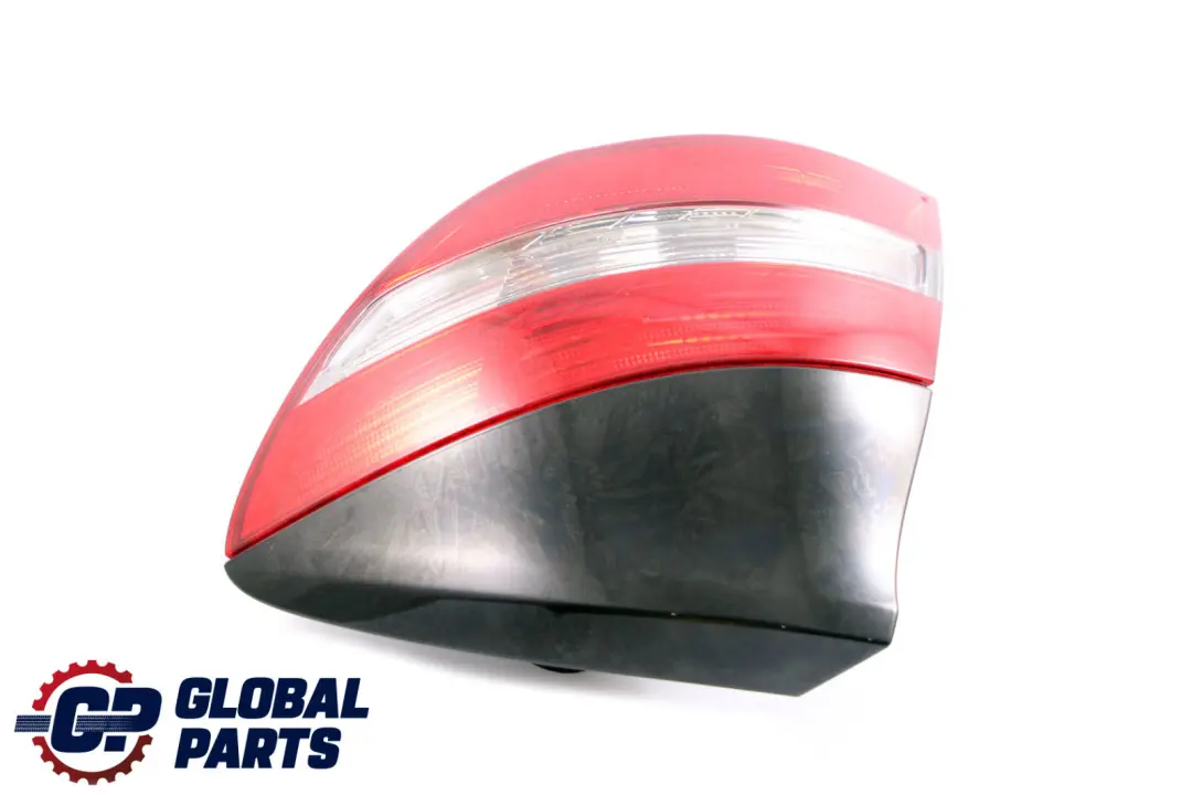 Panneau latéral du feu arrière droit pour Mercedes CL203 à propos du numéro de pièce A2038205264 Mercedes CL203 Panneau latéral du feu arrière droit - SKU A2038205264 - Numéro de pièce A2038205264