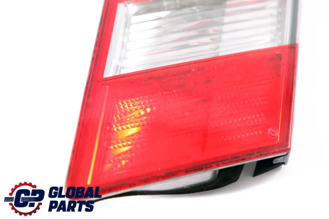 Fanale posteriore destro interno fanale posteriore per Mercedes CL203 con numero di parte A2038205464 Mercedes CL203 Fanale posteriore destro interno fanale posteriore - SKU A2038205464 - Numero di parte A2038205464