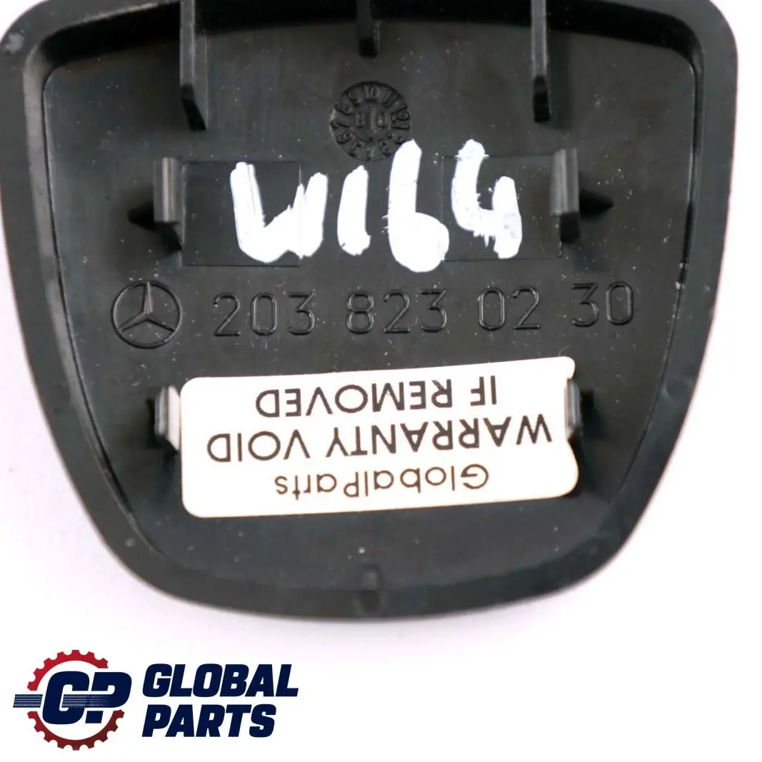 Conector Tapa Placa Apoyabrazos para Mercedes W164 con número de pieza A2038230230 Mercedes W164 Conector Tapa Placa Apoyabrazos - SKU A2038230230 - Número de pieza A2038230230
