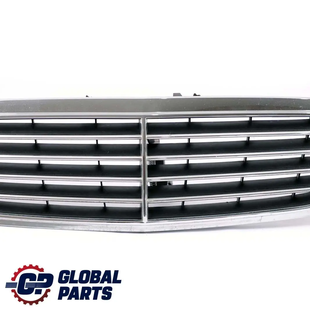 Mercedes-Benz Classe C W203 Couvre-radiateur Grille avant chromée pour à propos du numéro de pièce A2038800223 Mercedes-Benz Classe C W203 Couvre-radiateur Grille avant chromée - SKU A2038800223 - Numéro de pièce A2038800223
