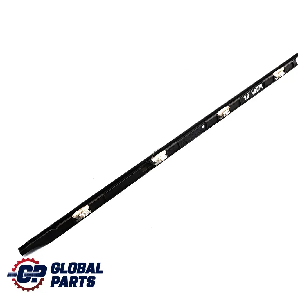 Frente Izquierda Puerta De La tira De sellado inferior Trim Rail para Mercedes W204 con número de pieza A2046903562 Mercedes W204 Frente Izquierda Puerta De La tira De sellado inferior Trim Rail - SKU A2046903562 - Número de pieza A2046903562