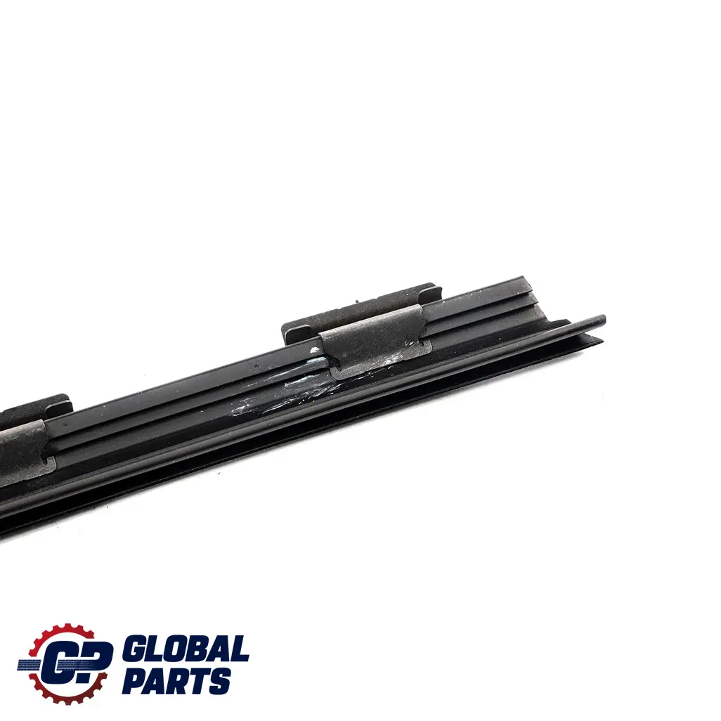 Mercedes-Benz C W204 Rear Left Window Rail Sealing Strip Trim para con número de pieza A2047300524 Mercedes-Benz C W204 Rear Left Window Rail Sealing Strip Trim - SKU A2047300524 - Número de pieza A2047300524