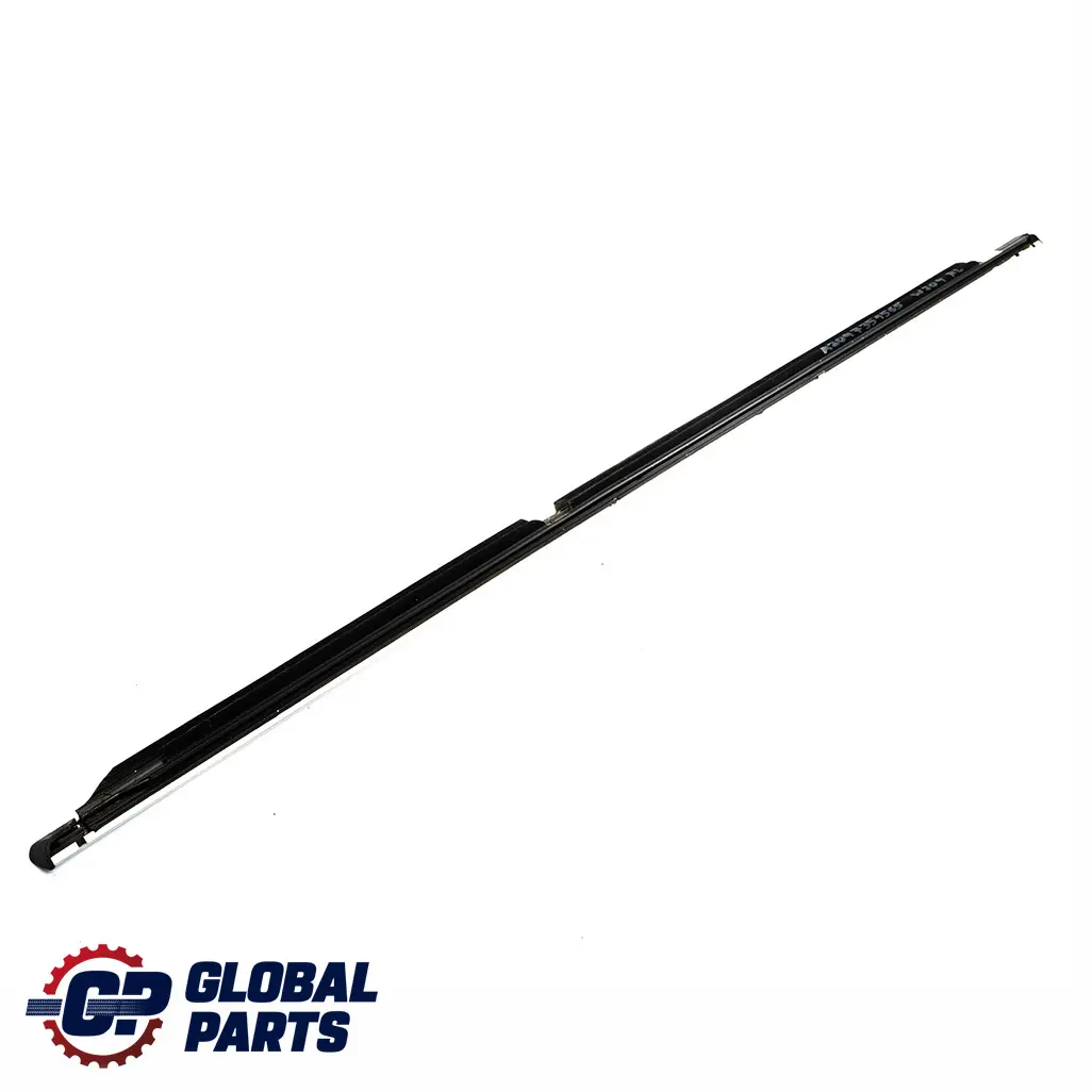 Embellecedor ventana de puerta trasera riel izquierdo para Mercedes W204 con número de pieza A2047351565 Mercedes W204 Embellecedor ventana de puerta trasera riel izquierdo - SKU A2047351565 - Número de pieza A2047351565