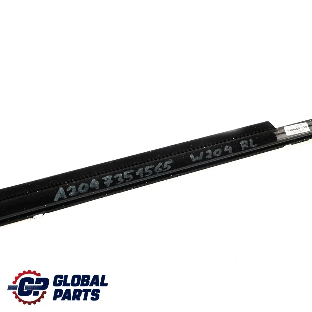 Striscia rivestimento finestrino posteriore sinistro per Mercedes W204 con numero di parte A2047351565 Mercedes W204 Striscia rivestimento finestrino posteriore sinistro - SKU A2047351565 - Numero di parte A2047351565