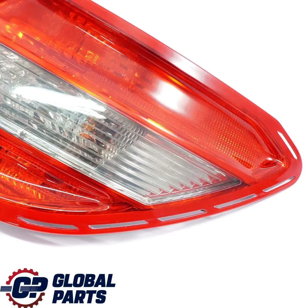 Mercedes W204 Saloon Panneau latéral du feu arrière droit - SKU A2048203064 - Numéro de pièce A2048203064