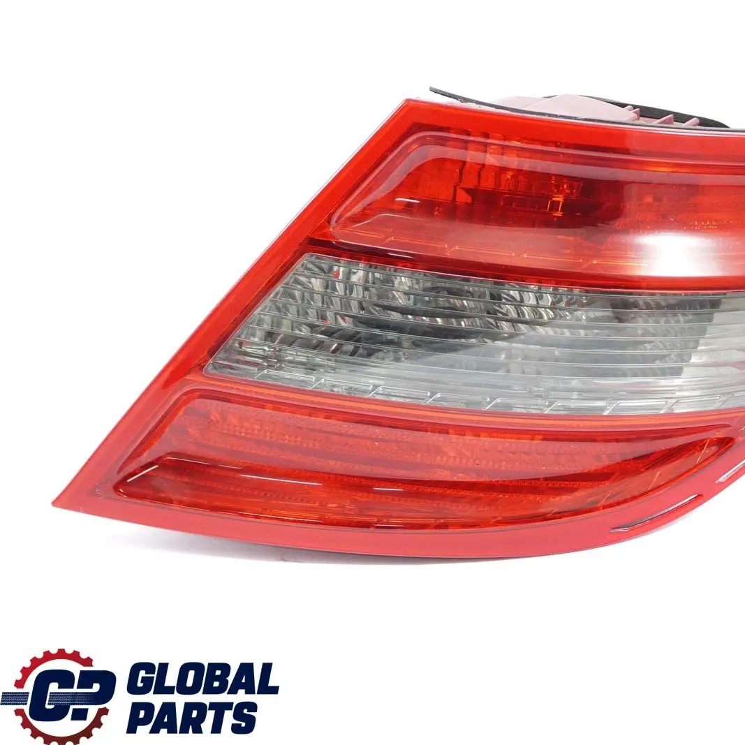 Mercedes W204 Saloon Panneau latéral du feu arrière droit - SKU A2048203064 - Numéro de pièce A2048203064