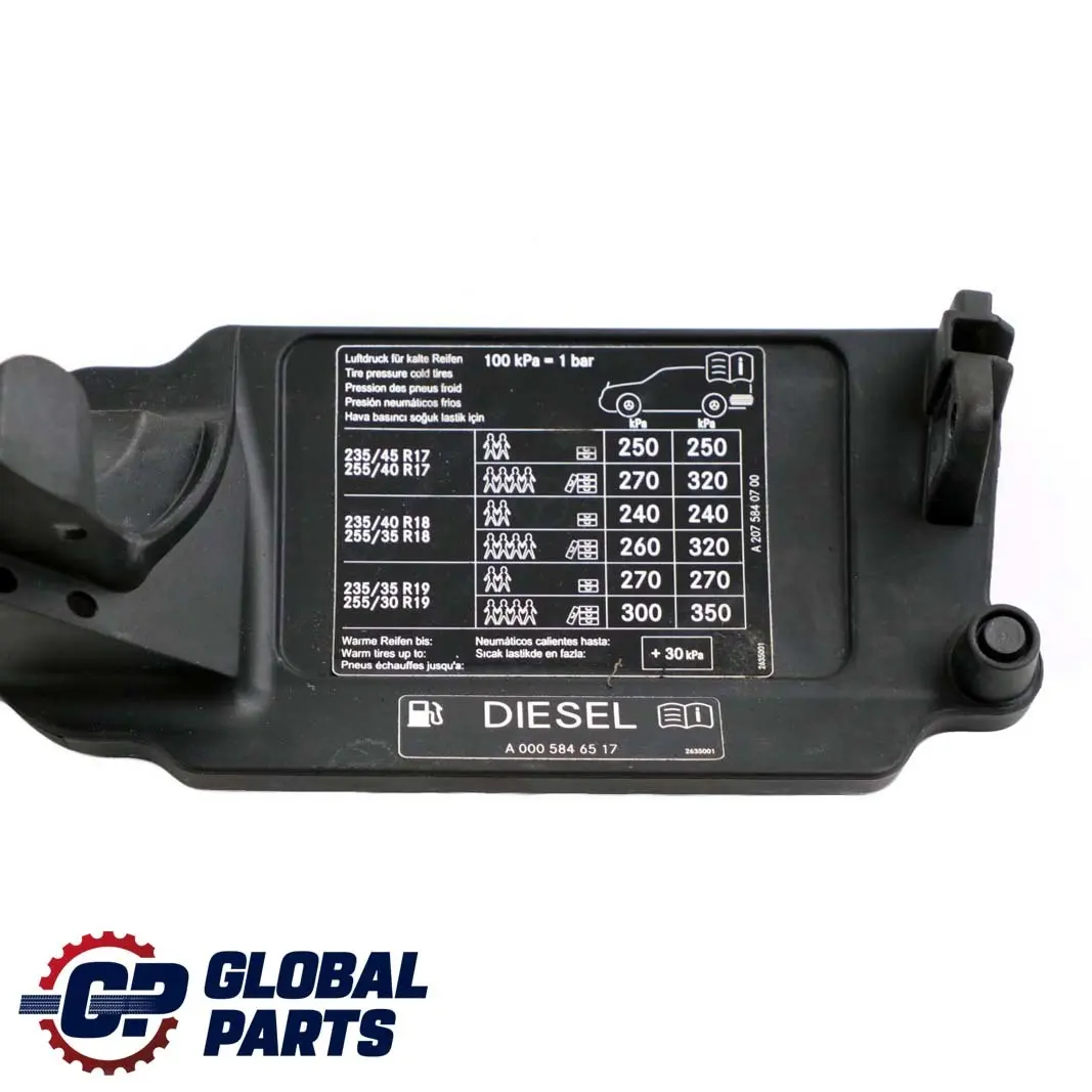 Mercedes W207 Tapa del depósito de combustible - SKU A2076300167 - Número de pieza A2076300167