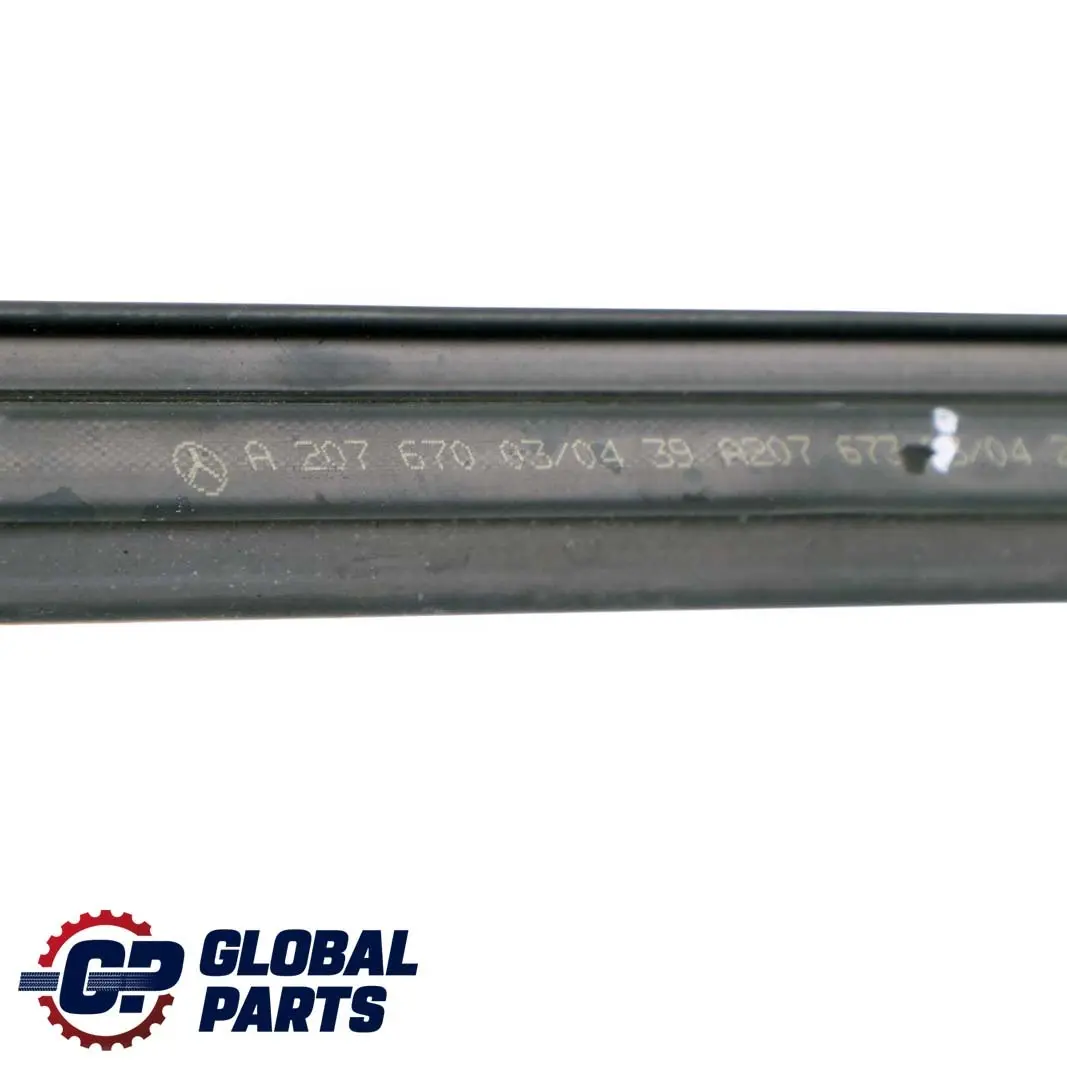 Mercedes A207 W207 Bande étanchéité rail vitre arrière droite cabriolet - SKU A2076730421 - Numéro de pièce A2076730421