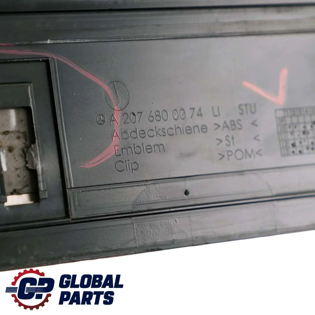 W207 Listwa Nakładka Progowa Lewa do Mercedes A207 o numerze A2076800074 Mercedes A207 W207 Listwa Nakładka Progowa Lewa - SKU A2076800074 - Numer Części A2076800074