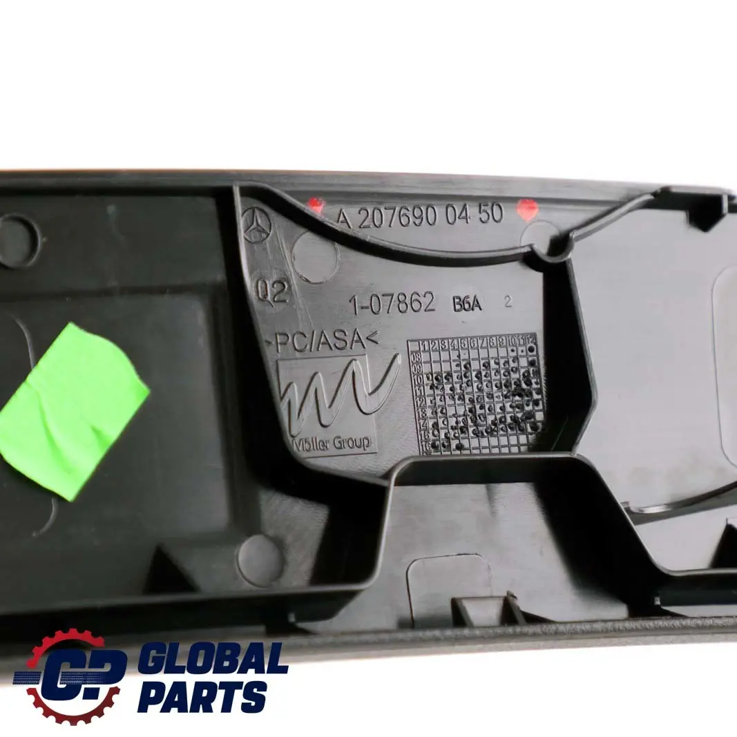Mercedes A207 Panneau de recouvrement de la garniture supérieure du pare-brise - SKU A2076900450 - Numéro de pièce A2076900450