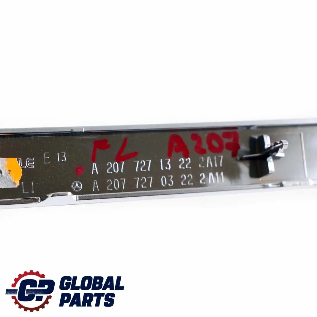 Mercedes-Benz C207 Embellecedor Puerta Delantera Izquierda Tapa Apoyabrazos para con número de pieza A2077271322 Mercedes-Benz C207 Embellecedor Puerta Delantera Izquierda Tapa Apoyabrazos - SKU A2077271322 - Número de pieza A2077271322