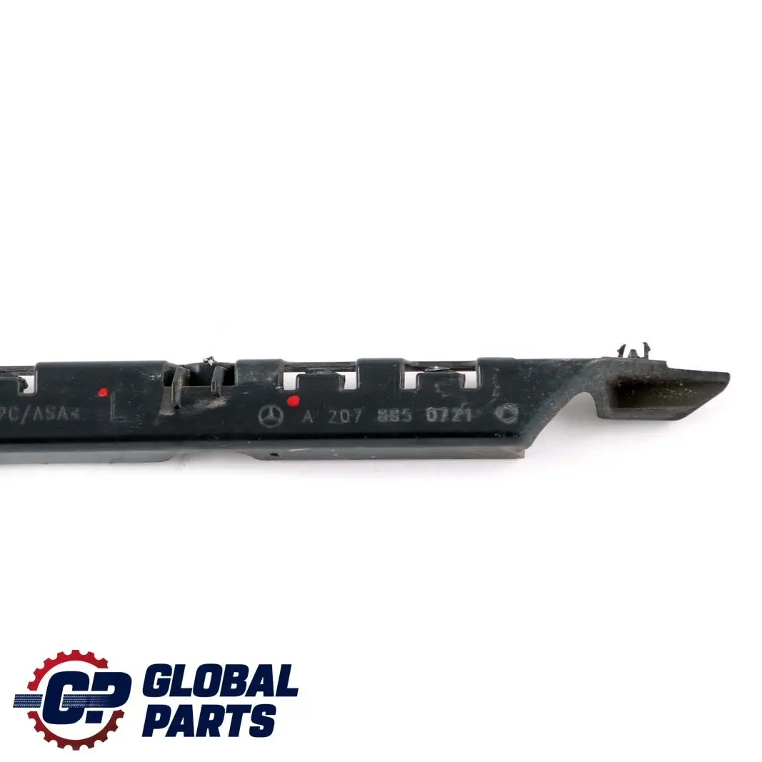 W207 Moldura montaje soporte parachoques trasero superior izquierdo para Mercedes con número de pieza A2078850721 Mercedes W207 Moldura montaje soporte parachoques trasero superior izquierdo - SKU A2078850721 - Número de pieza A2078850721