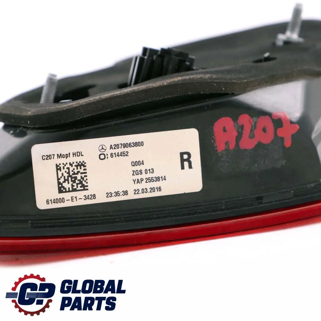 W207 Rear Right Boot Lid Bootlid Tail Lamp Light pour Mercedes à propos du numéro de pièce A2079063800 Mercedes W207 Rear Right Boot Lid Bootlid Tail Lamp Light - SKU A2079063800 - Numéro de pièce A2079063800