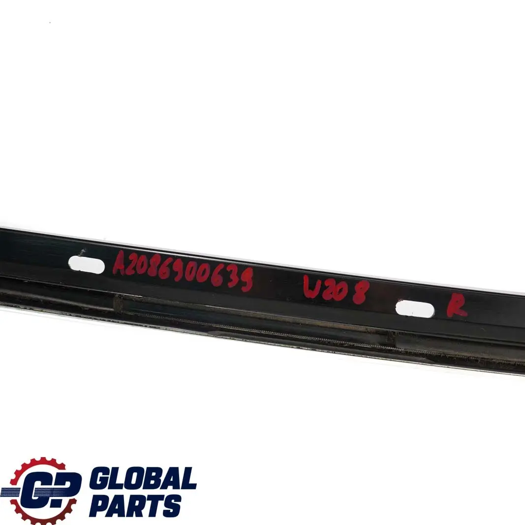 W208 Listwa szyby drzwi prawy przód do MERCEDES CLK o numerze A2086900639 MERCEDES CLK W208 Listwa szyby drzwi prawy przód - SKU A2086900639 - Numer Części A2086900639