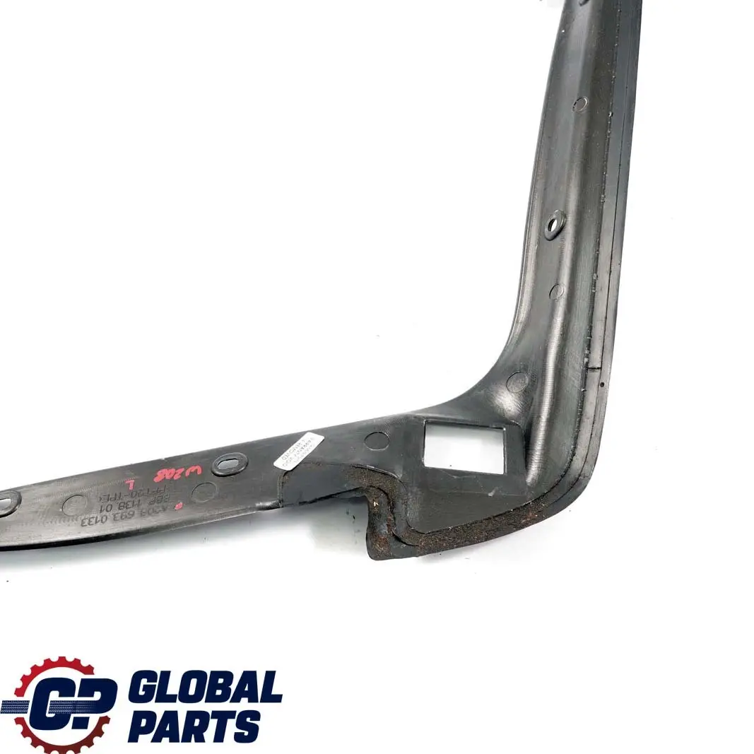 W208 Rivestimento Posteriore Sinistra Pannello Bagagliaio per Mercedes con numero di parte A2086930133 Mercedes W208 Rivestimento Posteriore Sinistra Pannello Bagagliaio - SKU A2086930133 - Numero di parte A2086930133