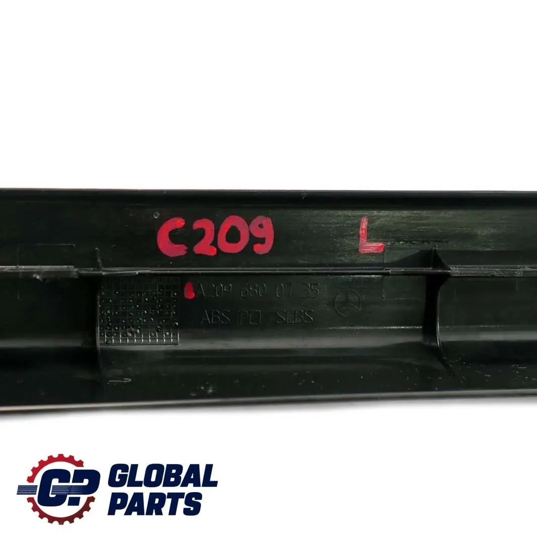 Sinistra davanzale della Piastra d'ingresso Rivestimento per Mercedes C209 W209 con numero di parte A2096800735 Mercedes C209 W209 Sinistra davanzale della Piastra d'ingresso Rivestimento - SKU A2096800735 - Numero di parte A2096800735