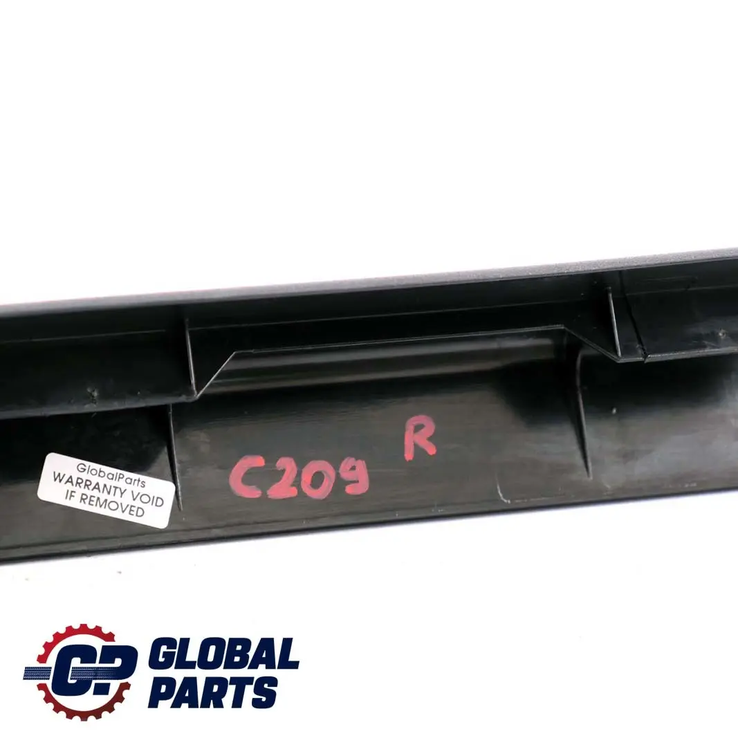 Derecha umbral de la puerta Paso Placa Entrada Cubierta Trim para Mercedes C209 W209 con número de pieza A2096800835 Mercedes C209 W209 Derecha umbral de la puerta Paso Placa Entrada Cubierta Trim - SKU A2096800835 - Número de pieza A2096800835