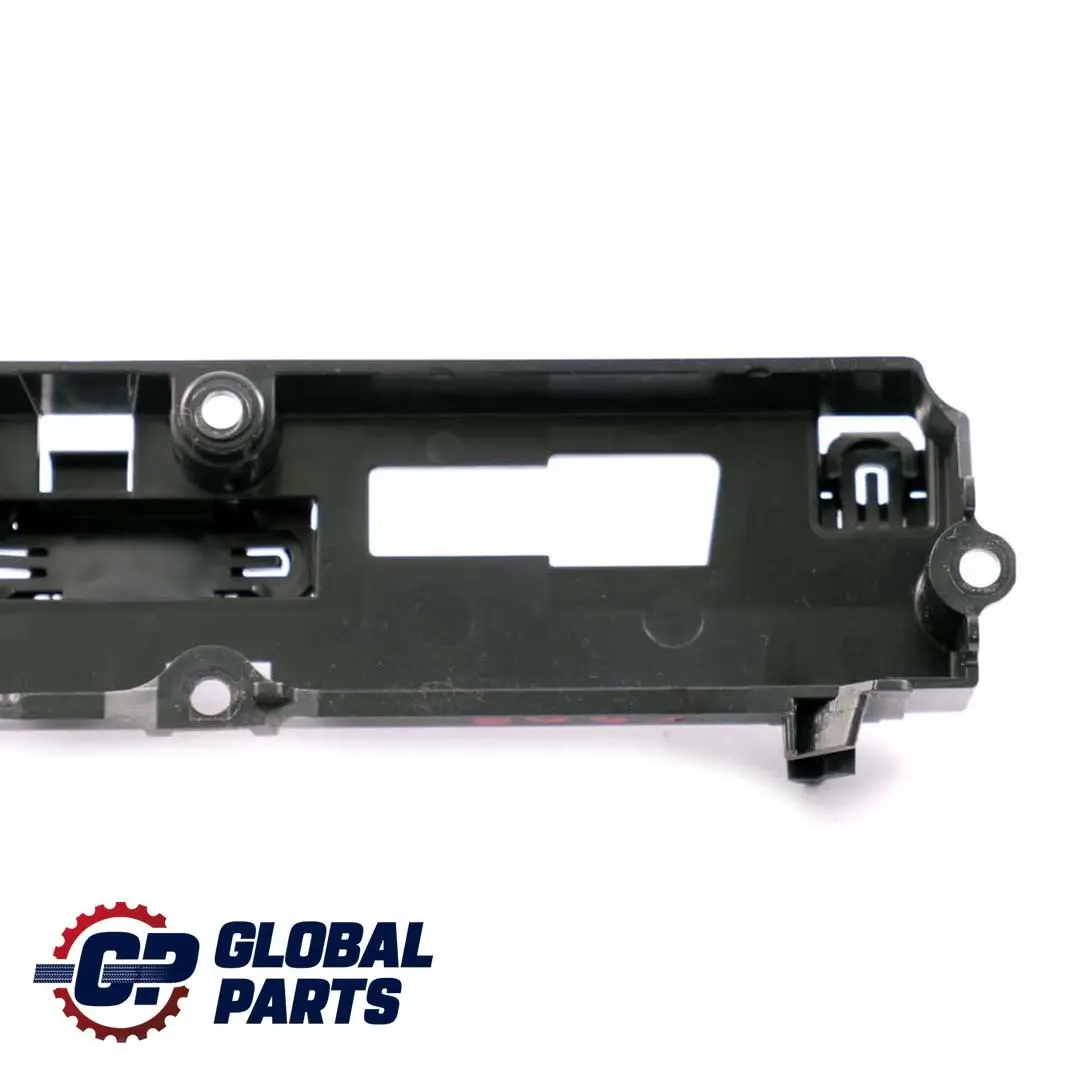 Mercedes C209 Support de panneau de commande des feux de détresse - SKU A2096890031 - Numéro de pièce A2096890031