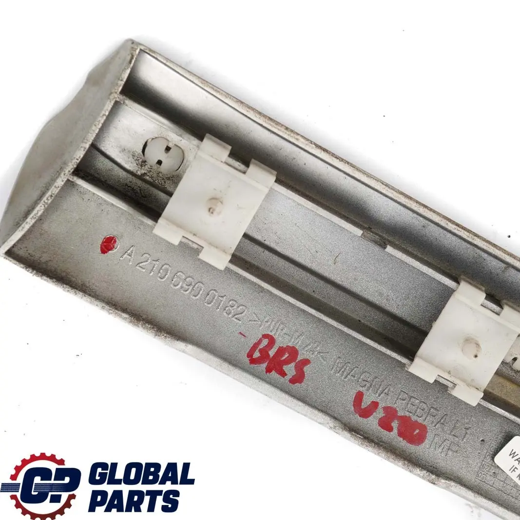 Guardabarros Delantero Izquierdo Banda Moldura Plata Brillante para Mercedes W210 con número de pieza A2106900182 Mercedes W210 Guardabarros Delantero Izquierdo Banda Moldura Plata Brillante - SKU A2106900182-BRS - Número de pieza A2106900182
