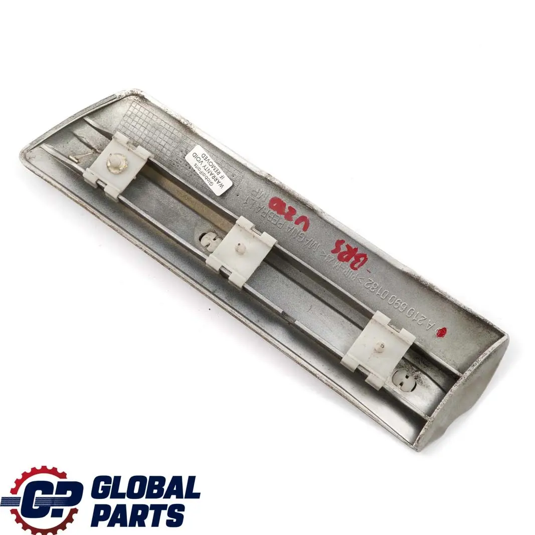 Guardabarros Delantero Izquierdo Banda Moldura Plata Brillante para Mercedes W210 con número de pieza A2106900182 Mercedes W210 Guardabarros Delantero Izquierdo Banda Moldura Plata Brillante - SKU A2106900182-BRS - Número de pieza A2106900182