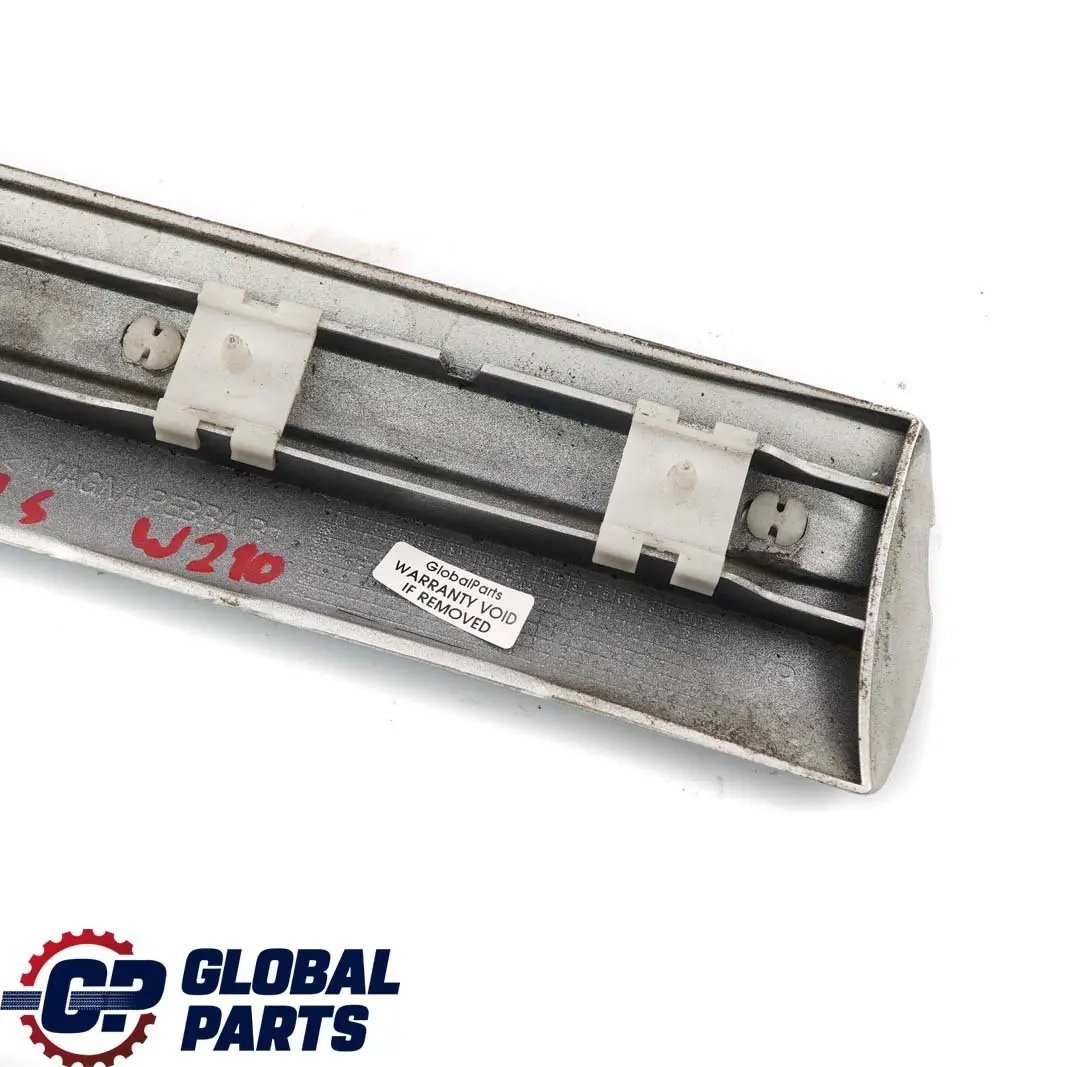 Delantero Derecho Guardabarros Molding Strip Brilliant Silver 744 para Mercedes W210 con número de pieza A2106900282 Mercedes W210 Delantero Derecho Guardabarros Molding Strip Brilliant Silver 744 - SKU A2106900282-BRS - Número de pieza A2106900282