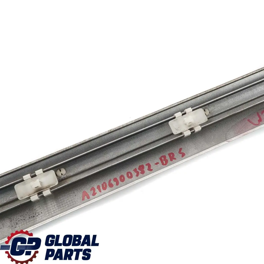 Striscia Porta Anteriore Sinistra Modanatura Argento Brillante per Mercedes W210 con numero di parte A2106900382 Mercedes W210 Striscia Porta Anteriore Sinistra Modanatura Argento Brillante - SKU A2106900382-BRS - Numero di parte A2106900382