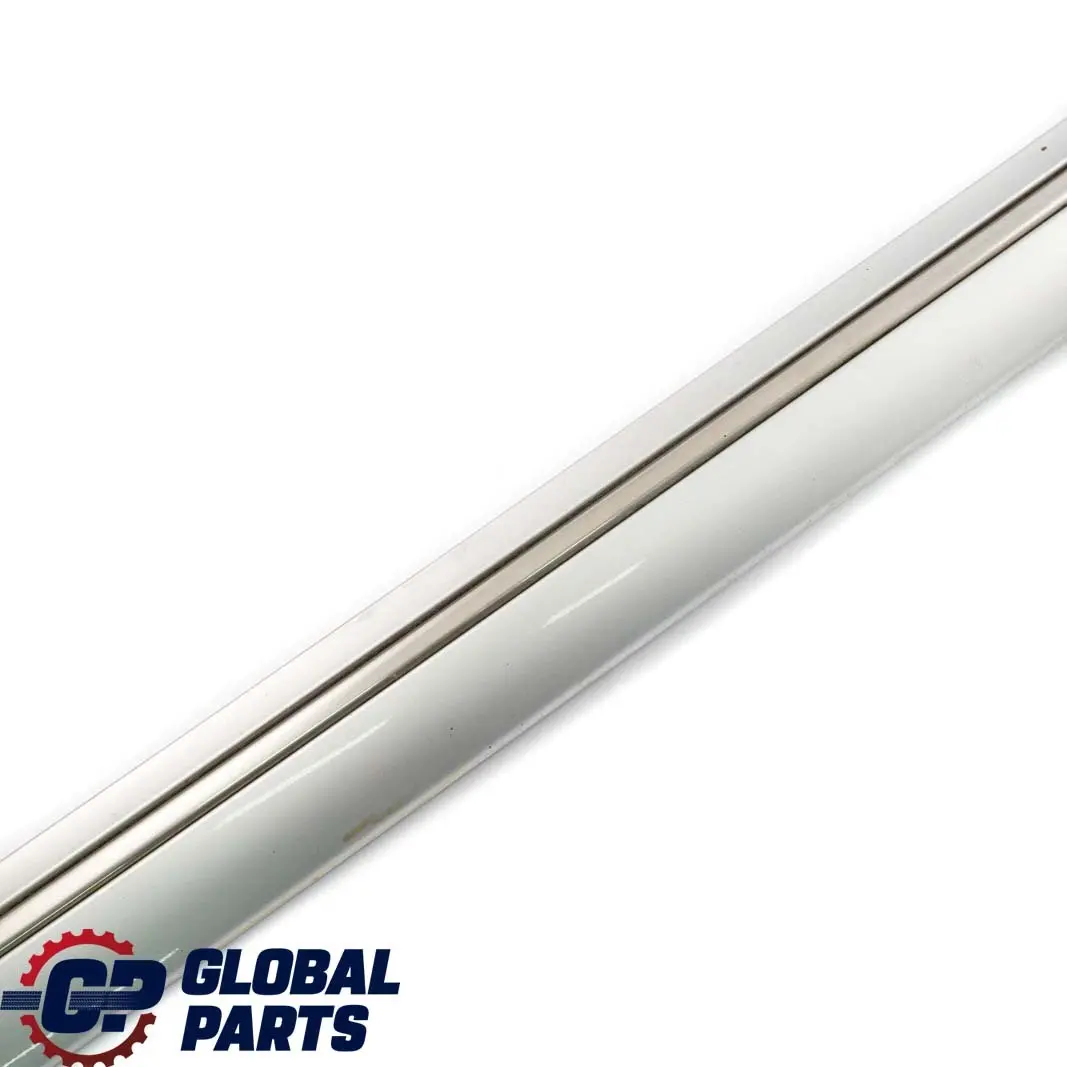 Mercedes-Benz W210 Seuil Moulure avant Gauche Argent Brillant Metallique pour à propos du numéro de pièce A2106900382 Mercedes-Benz W210 Seuil Moulure avant Gauche Argent Brillant Metallique - SKU A2106900382-BRS - Numéro de pièce A2106900382