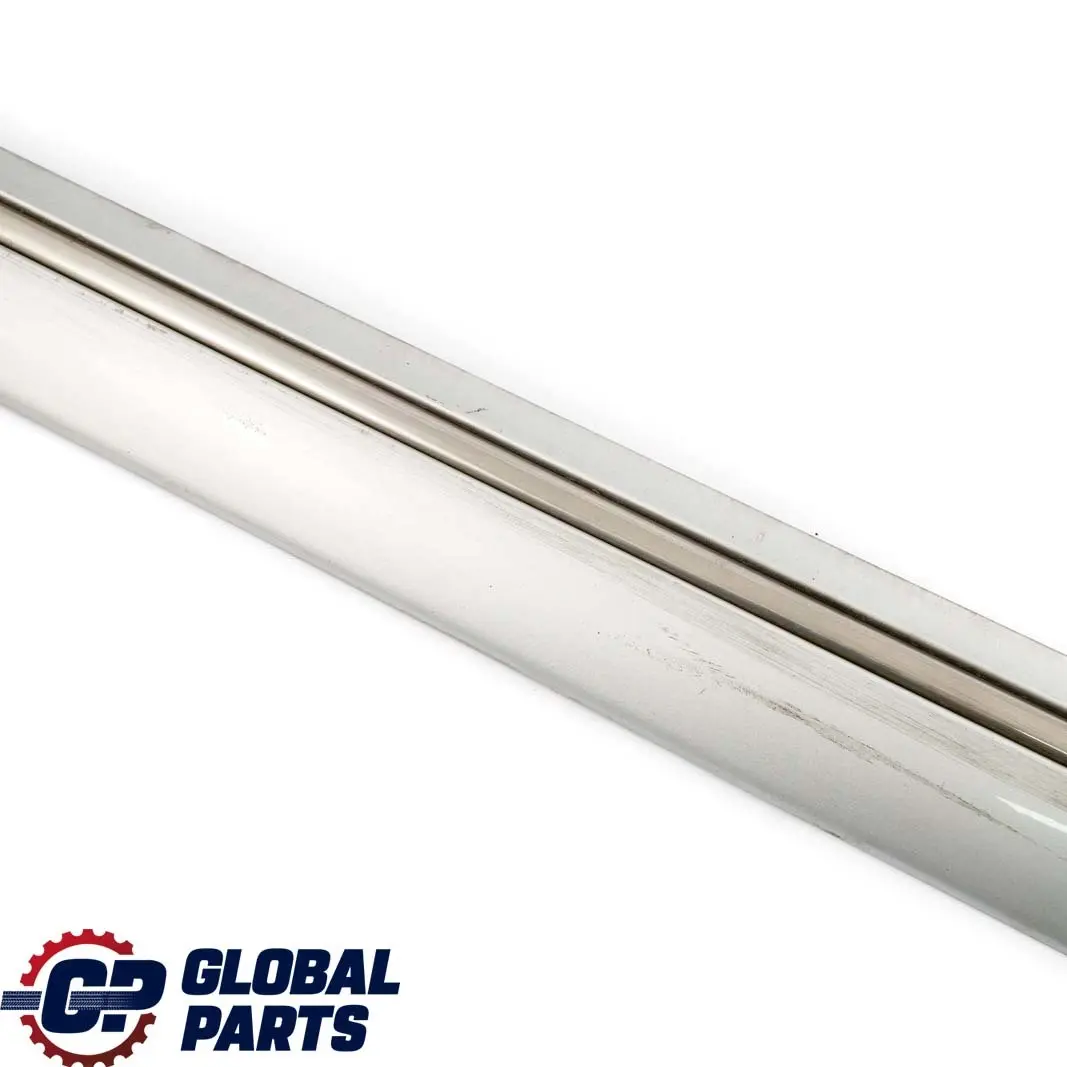 Mercedes-Benz W210 Rear Left Door Trim Strip Moulding Brillantsilber Silver para con número de pieza A2106900582 Mercedes-Benz W210 Rear Left Door Trim Strip Moulding Brillantsilber Silver - SKU A2106900582-BRS - Número de pieza A2106900582