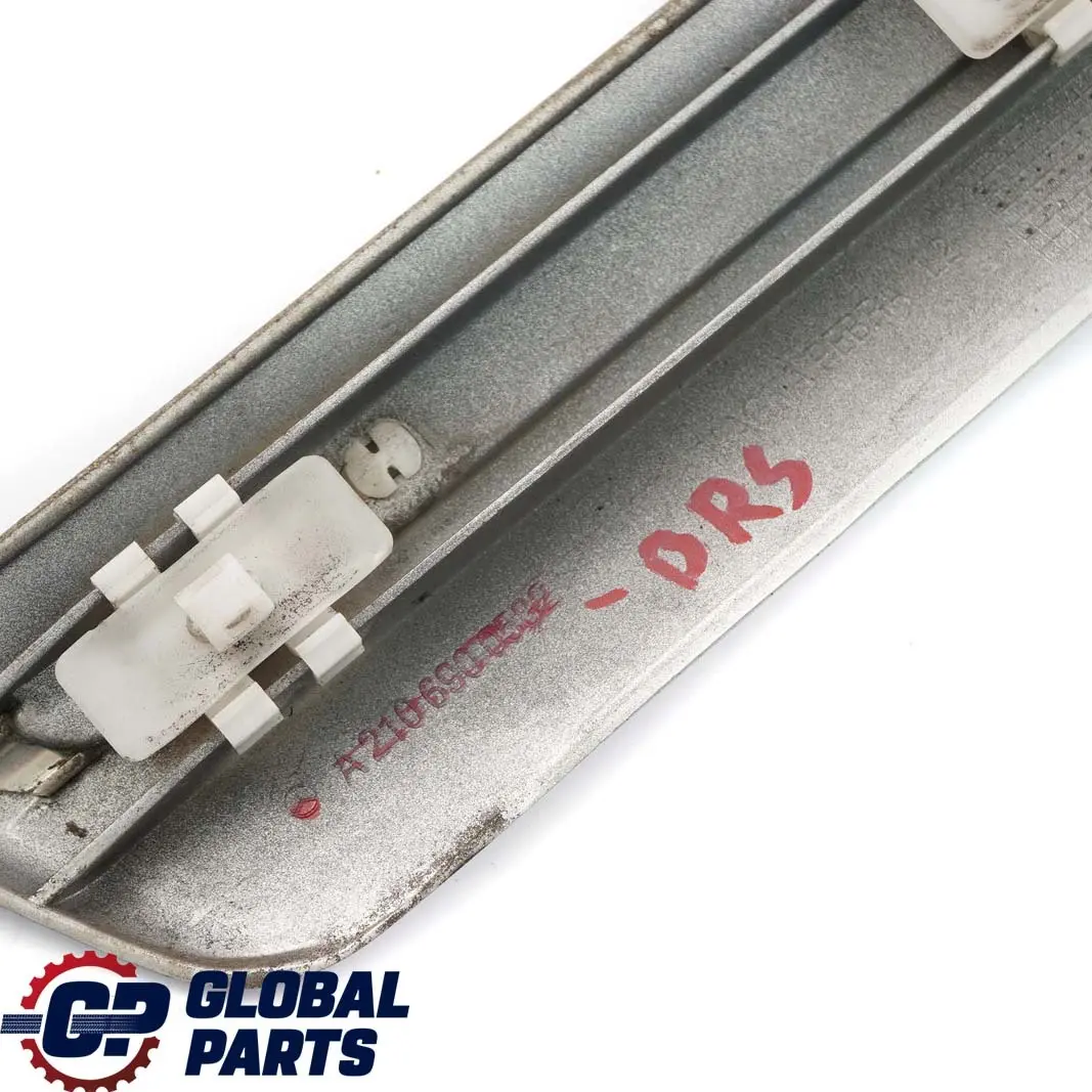 Mercedes-Benz W210 Seuil Moulage Arriere Gauche Argent Brillant Metallique pour à propos du numéro de pièce A2106900582 Mercedes-Benz W210 Seuil Moulage Arriere Gauche Argent Brillant Metallique - SKU A2106900582-BRS - Numéro de pièce A2106900582