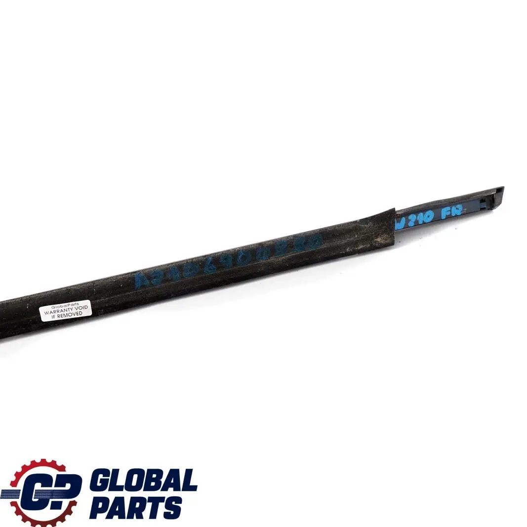 Mercedes-Benz Clase E W210 Delantero Derecho Puerta Ventana Guarnicion Moldura para con número de pieza A2106900880 Mercedes-Benz Clase E W210 Delantero Derecho Puerta Ventana Guarnicion Moldura - SKU A2106900880 - Número de pieza A2106900880