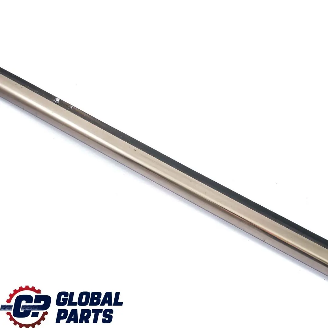 Mercedes-Benz Clase E S210 Rear Right Door Window Edge Ornamental Trim para con número de pieza A2106902280 Mercedes-Benz Clase E S210 Rear Right Door Window Edge Ornamental Trim - SKU A2106902280 - Número de pieza A2106902280