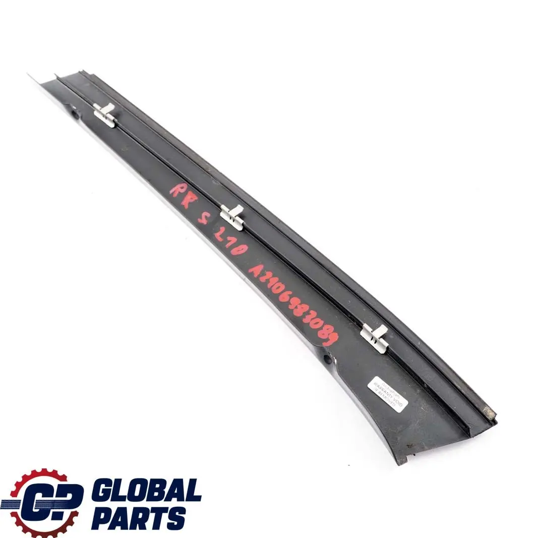 montante C posteriore destro O/S Cover Trim per Mercedes E S210 Estate con numero di parte A2106983089 Mercedes E S210 Estate montante C posteriore destro O/S Cover Trim - SKU A2106983089 - Numero di parte A2106983089